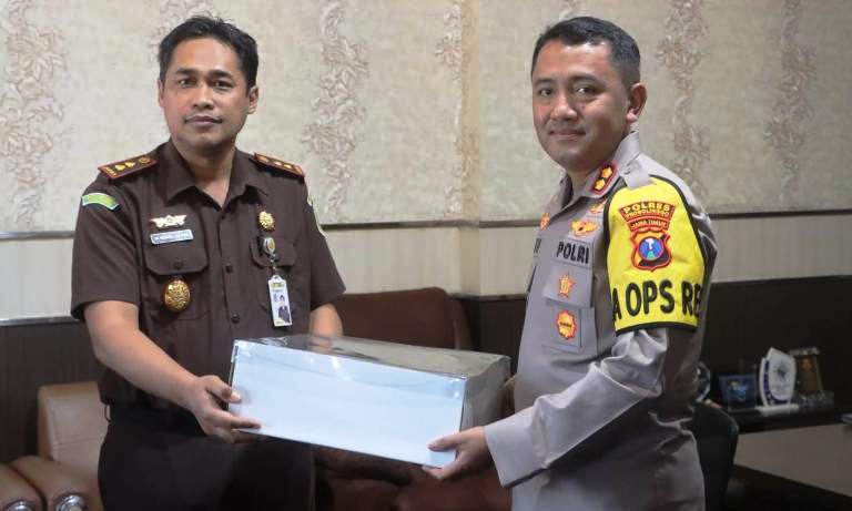 Kapolres Probolinggo Beri Kejutan di Hari Adhyaksa Ke-65 Tahun