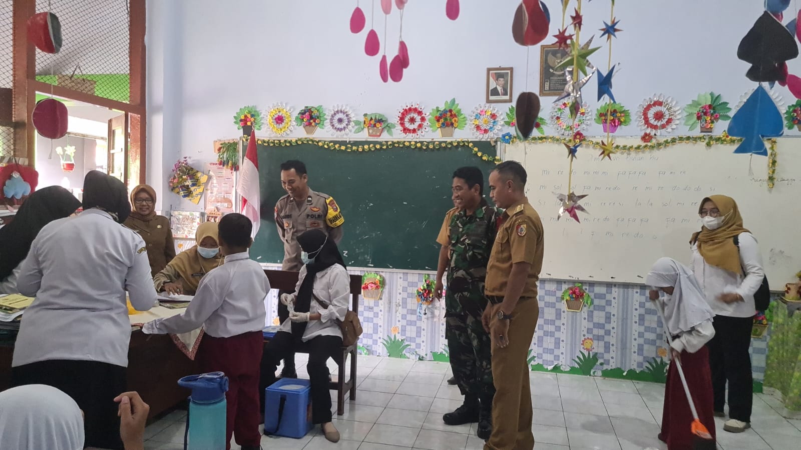 Bhabinkamtibmas dan Babinsa Jember Kawal Program Vaksinasi Polio untuk Anak