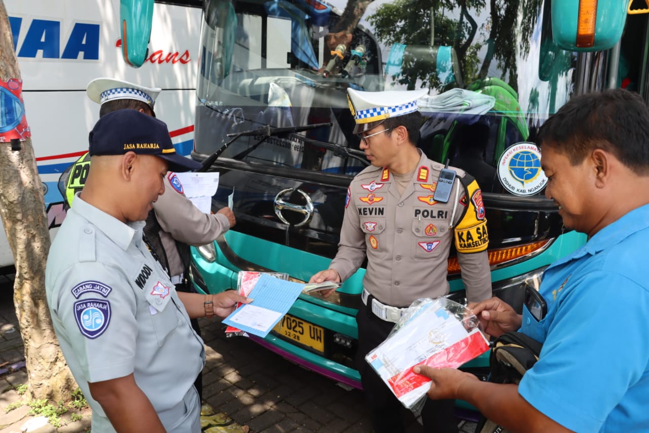 Satlantas Polres Batu Gelar Ramp Check Bus Wisata, Pastikan Keselamatan Wisatawan Libur Natal