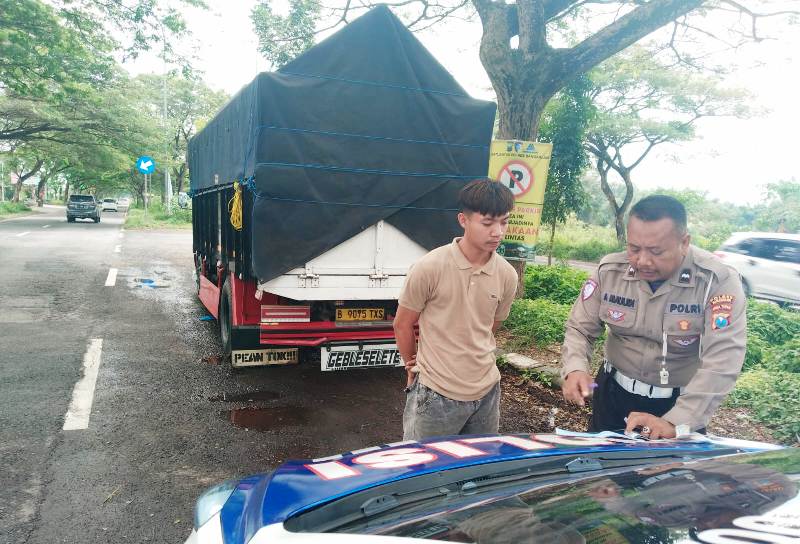 Langgar Tertib Lalin, Satlantas Polres Bangkalan TindakTegas Truk Parkir di Badan Jalan