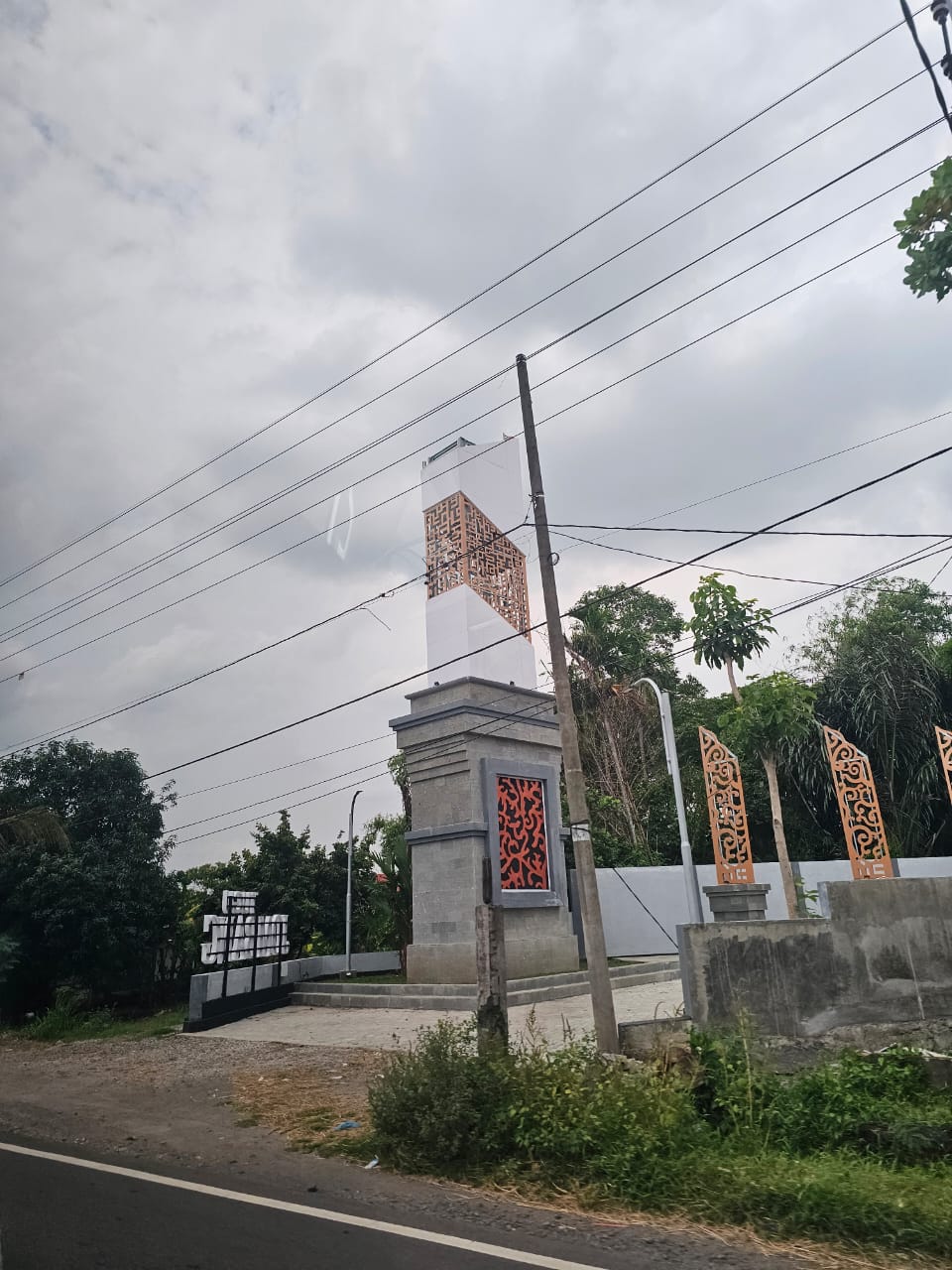 Aktivis Minta Audit Menyeluruh Proyek Tugu Rp 1 Miliar di Bandarkedungmulyo