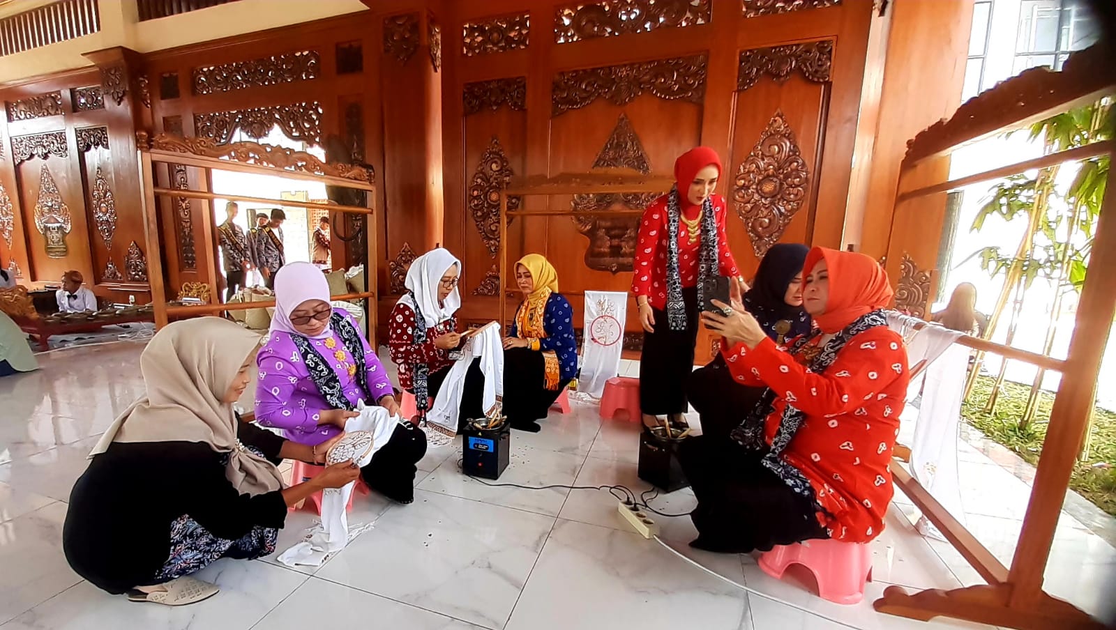 Kunjungi Sentra Batik, Istri Kepala Daerah SeJatim Borong Batik Mojokerto 