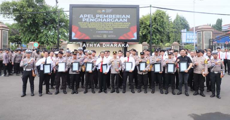 Kapolres Kediri Kota Berikan Penghargaan kepada 53 Personel Berprestasi