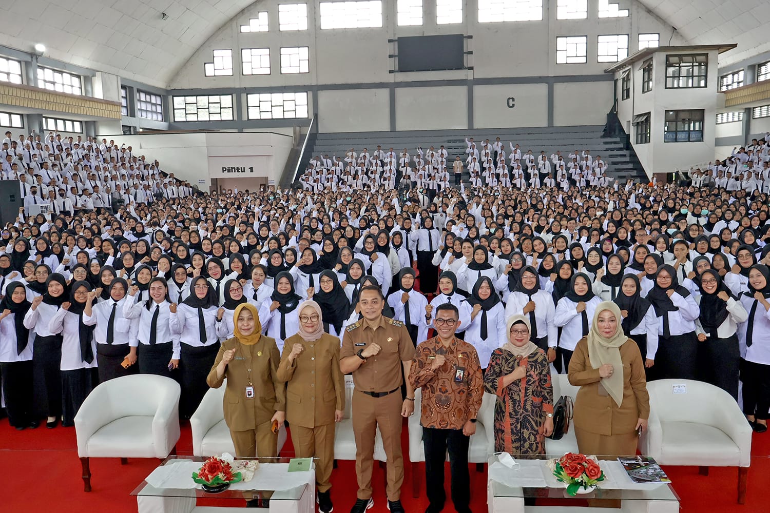 Wali Kota Eri Cahyadi Serahkan 2.086 SK Pengangkatan PPPK Surabaya