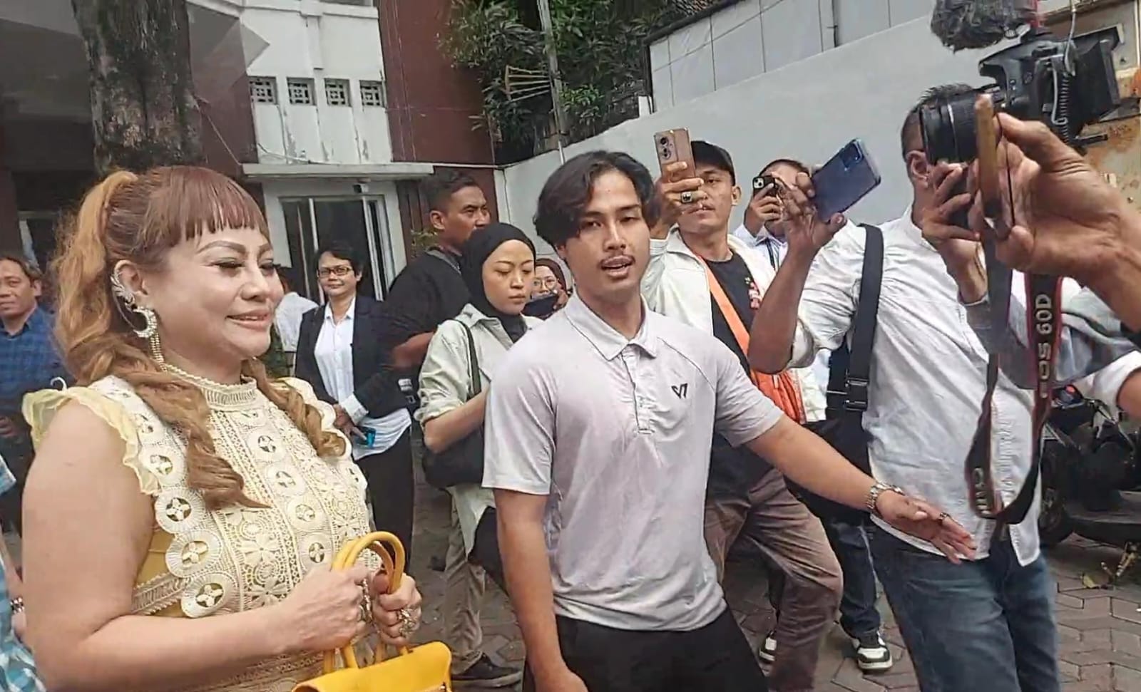 Jan Hwan Diana Cabut Laporan Terhadap Wawali Surabaya