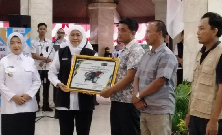 Wabup Malang Dampingi Gubernur Jatim Salurkan Bansos