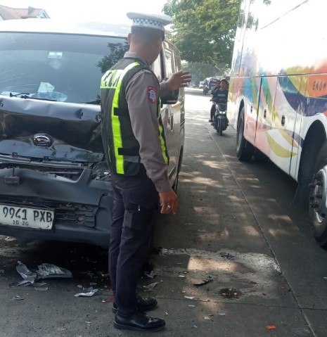 Tabrakan Beruntun 4 Mobil di Lamongan-Babat, Kerugian Rp50 Juta