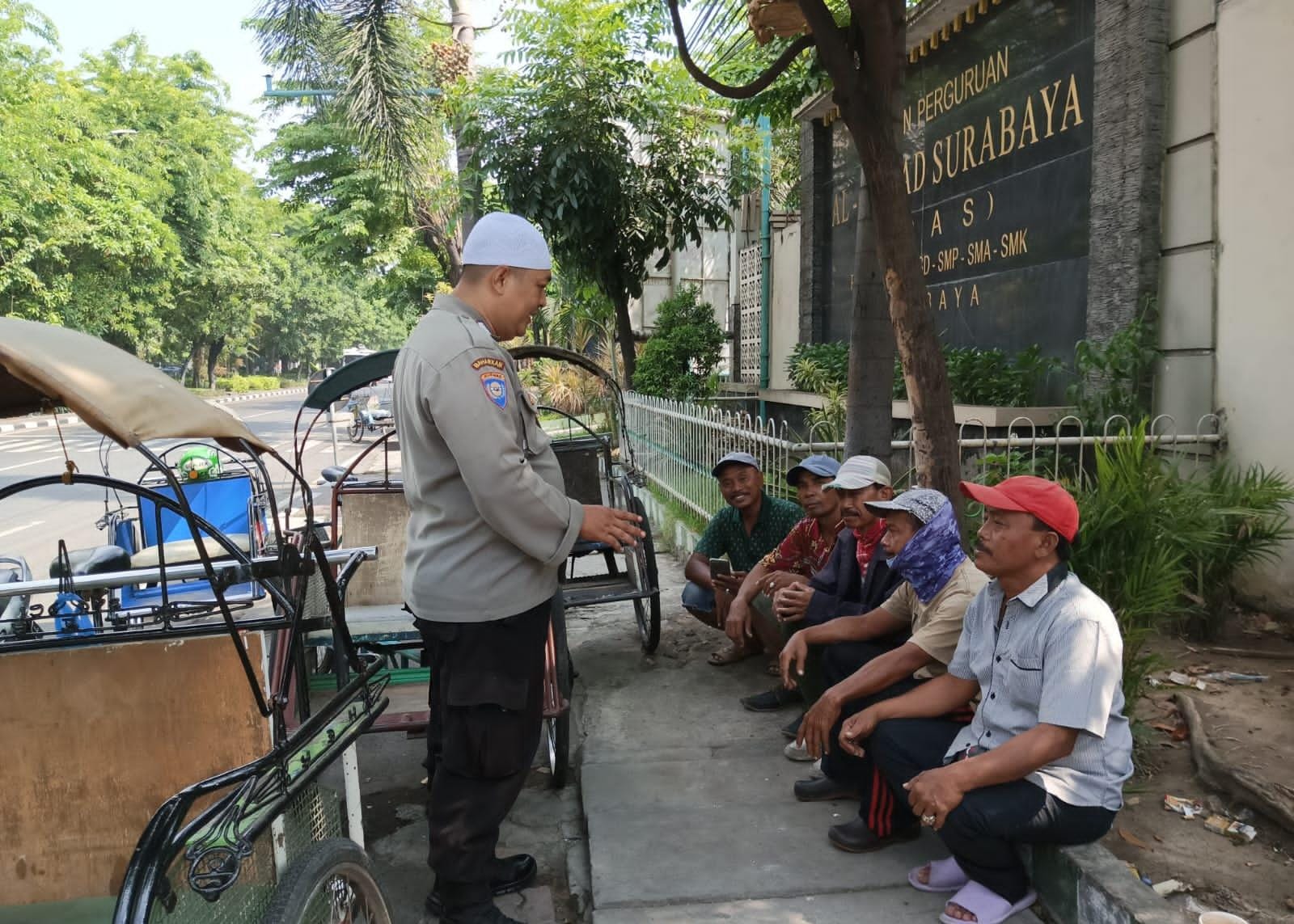 Sambangi Tukang Becak, Polsek Semampir Ajak Jaga Kamtibmas