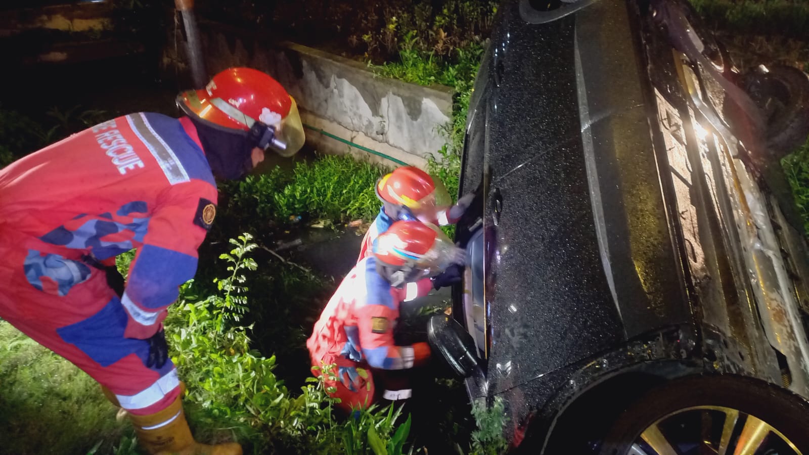 Jalan Minim Penerangan, Mobil Peugeot Terperosok ke Sungai