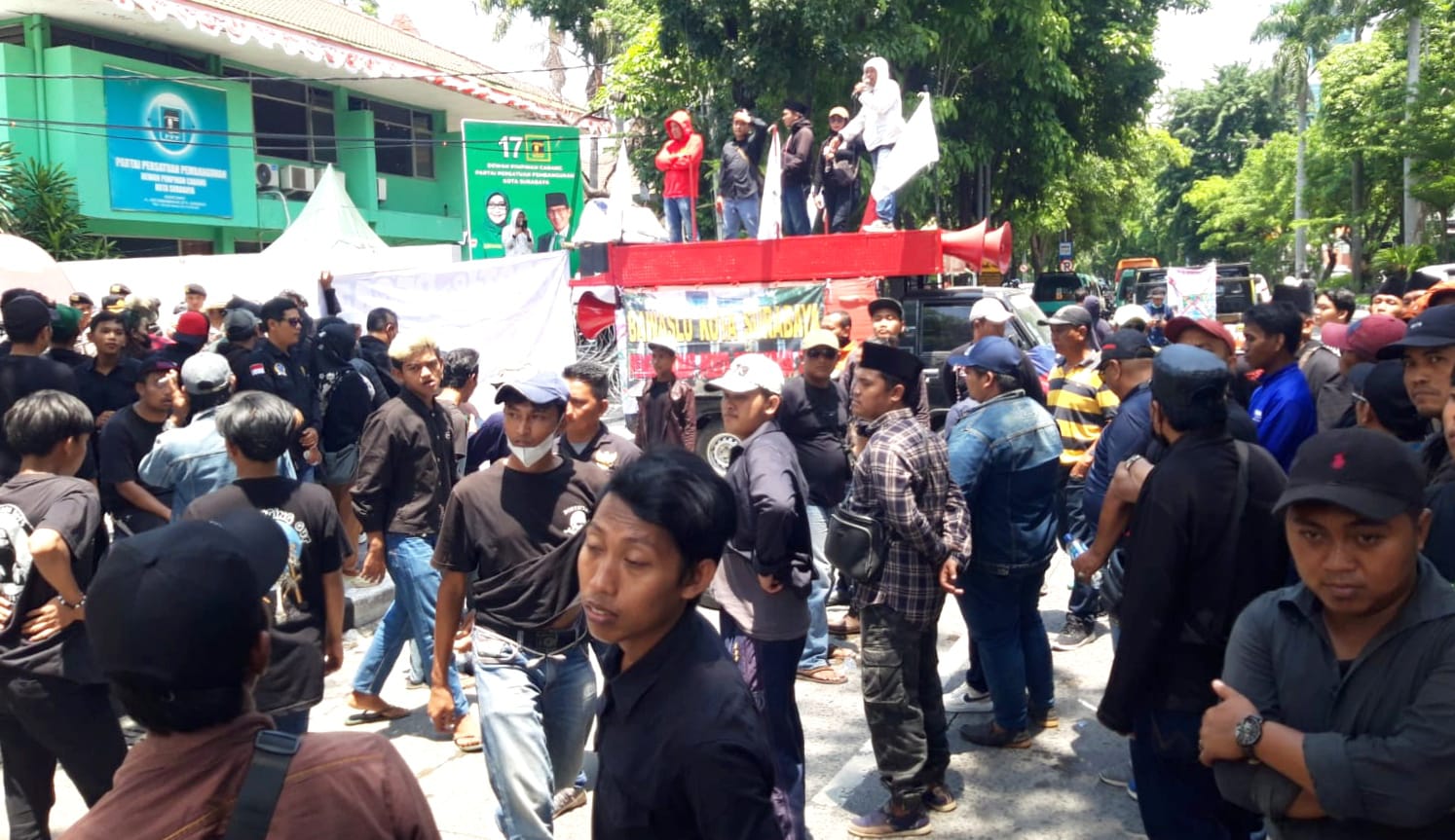 Kantor KPU Surabaya Didemo, Massa Tuntut Penjarakan Caleg Money Politic