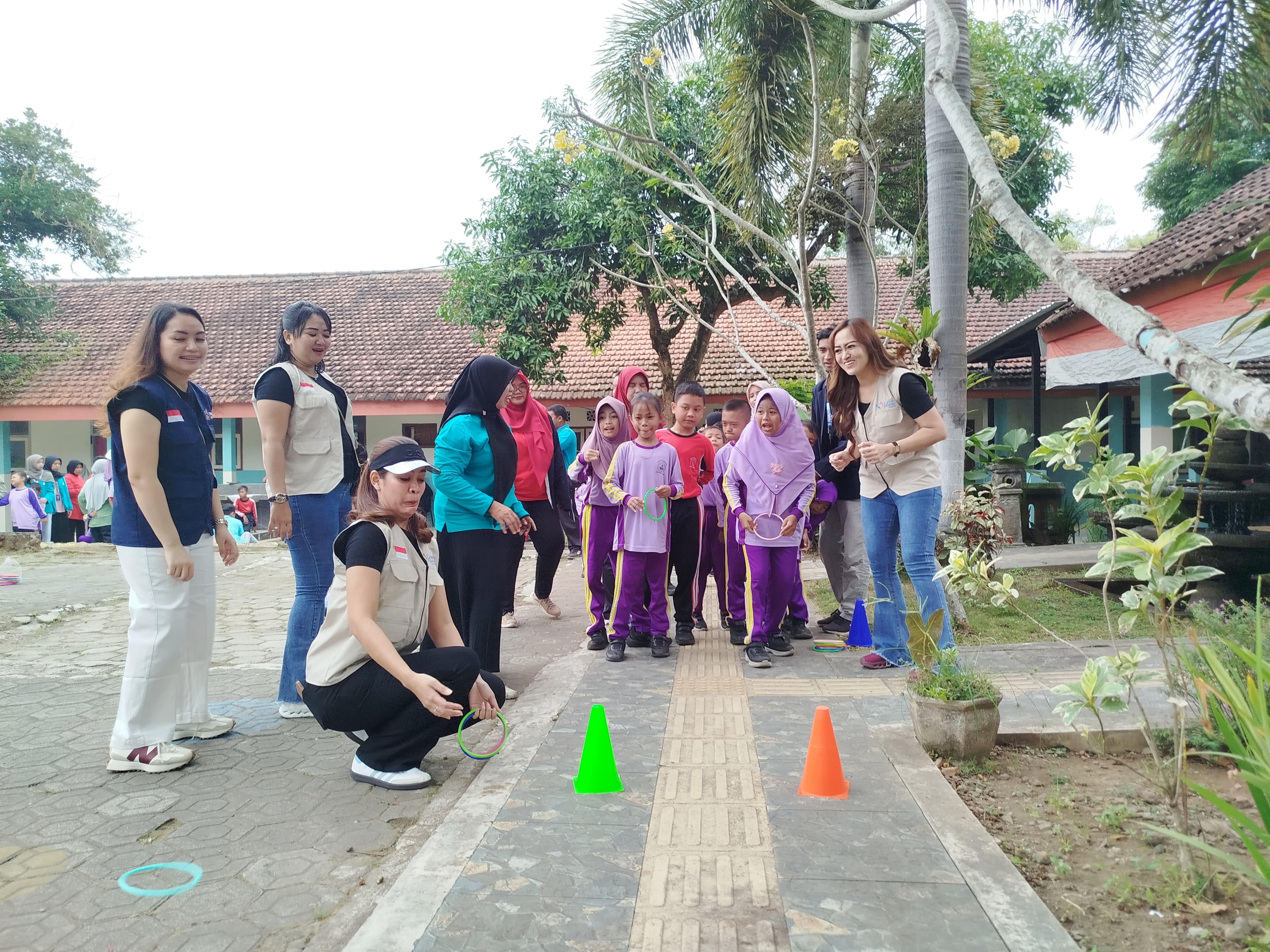 Love Charity Indonesia Ajak Siswa SLB Jember Rayakan Kemerdekaan dengan Permainan Tradisional