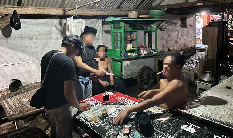 Warga Karangsentul Ditangkap ketika Main Togel Online di Warung Kopi