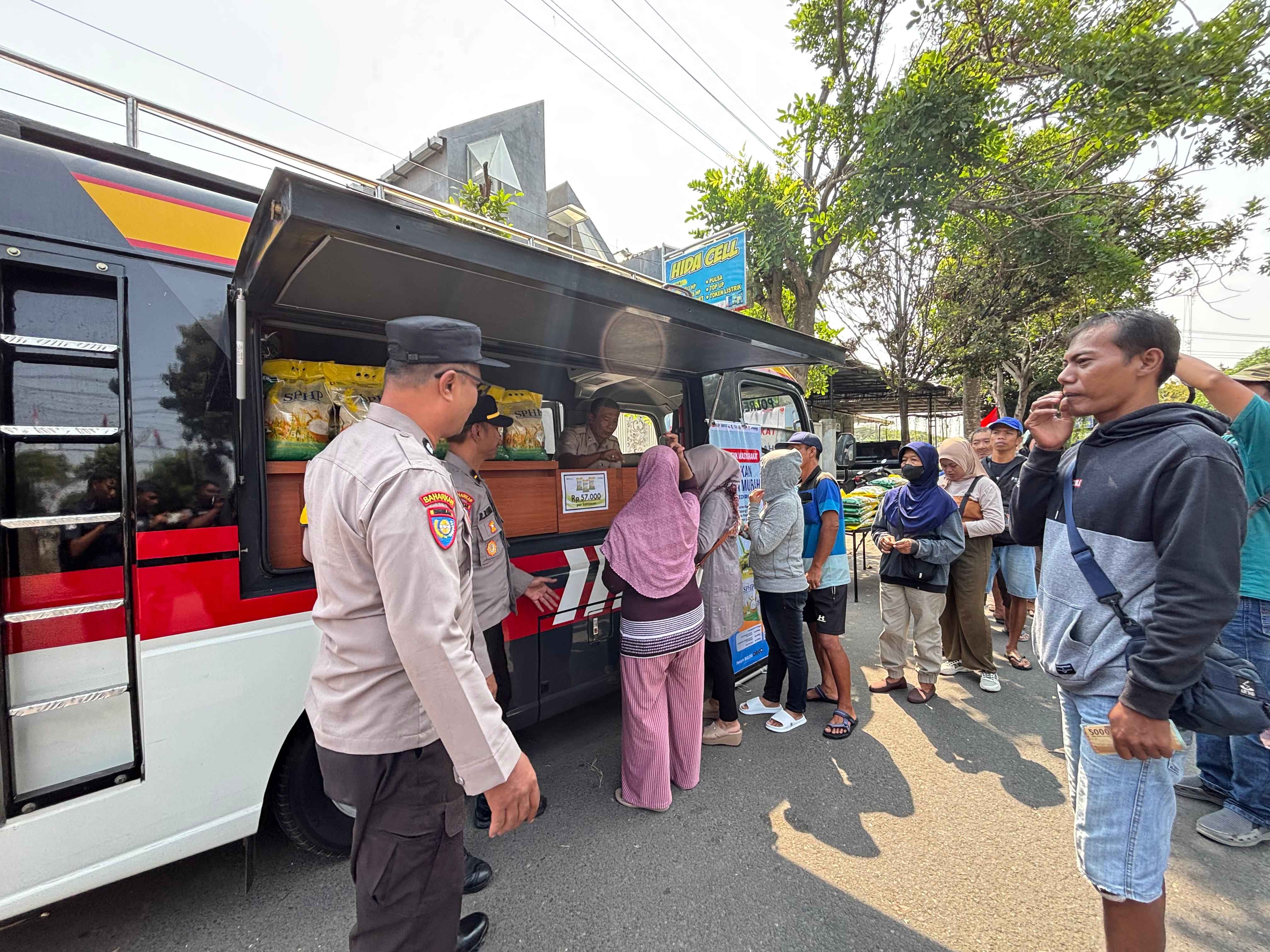 Polres Kediri Kota Sukses Gelar Gerakan Pangan Murah di Gor Joyoboyo