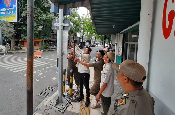 Pengendara Motor Jatuh Gegara Tersangkut Kabel Provider, Wakil Ketua DPRD Gresik Kesal