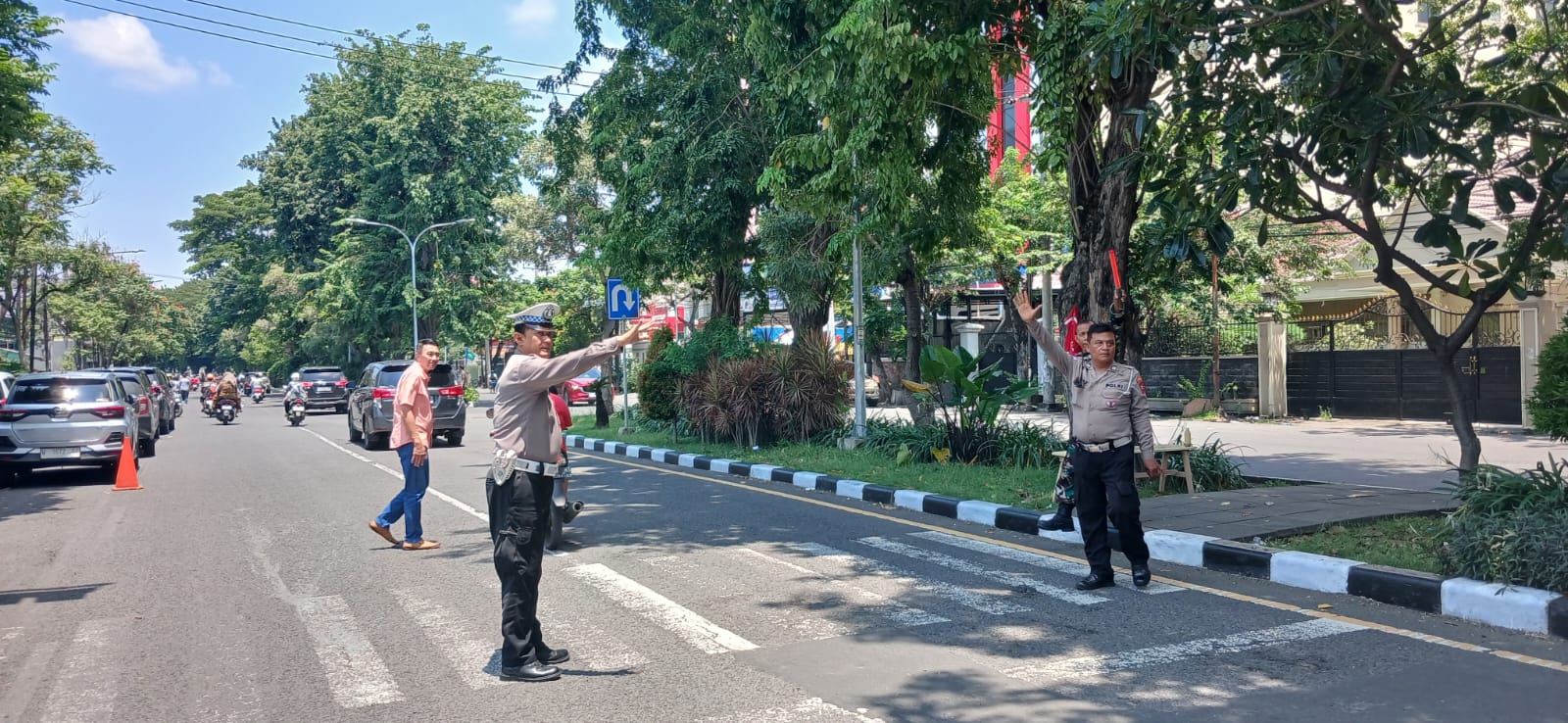 Polsek Sawahan Pastikan Ibadah Misa di Gereja Kalam Allah Berjalan Aman dan Kondusif