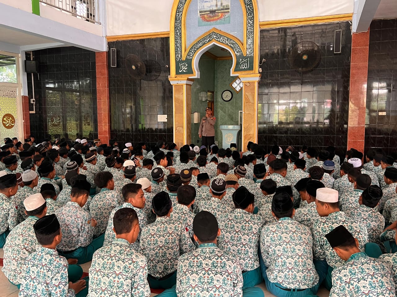 Polisi Sosialisasi Keselamatan Berlalulintas di SMPN 2 Krembung