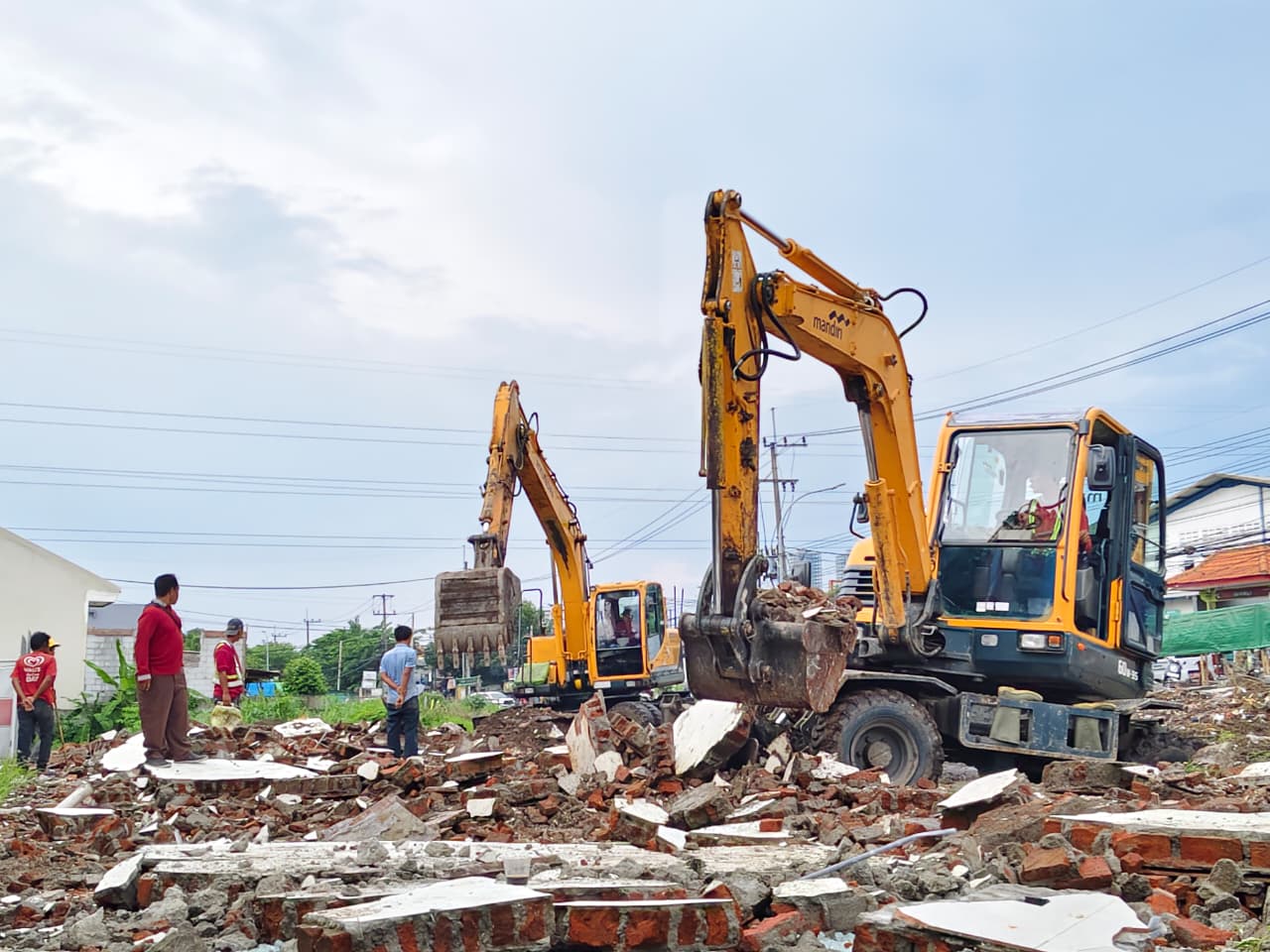 Urai Kemacetan Surabaya Barat, Proyek Pelebaran Jalan Lidah Wetan Kembali Dilanjut