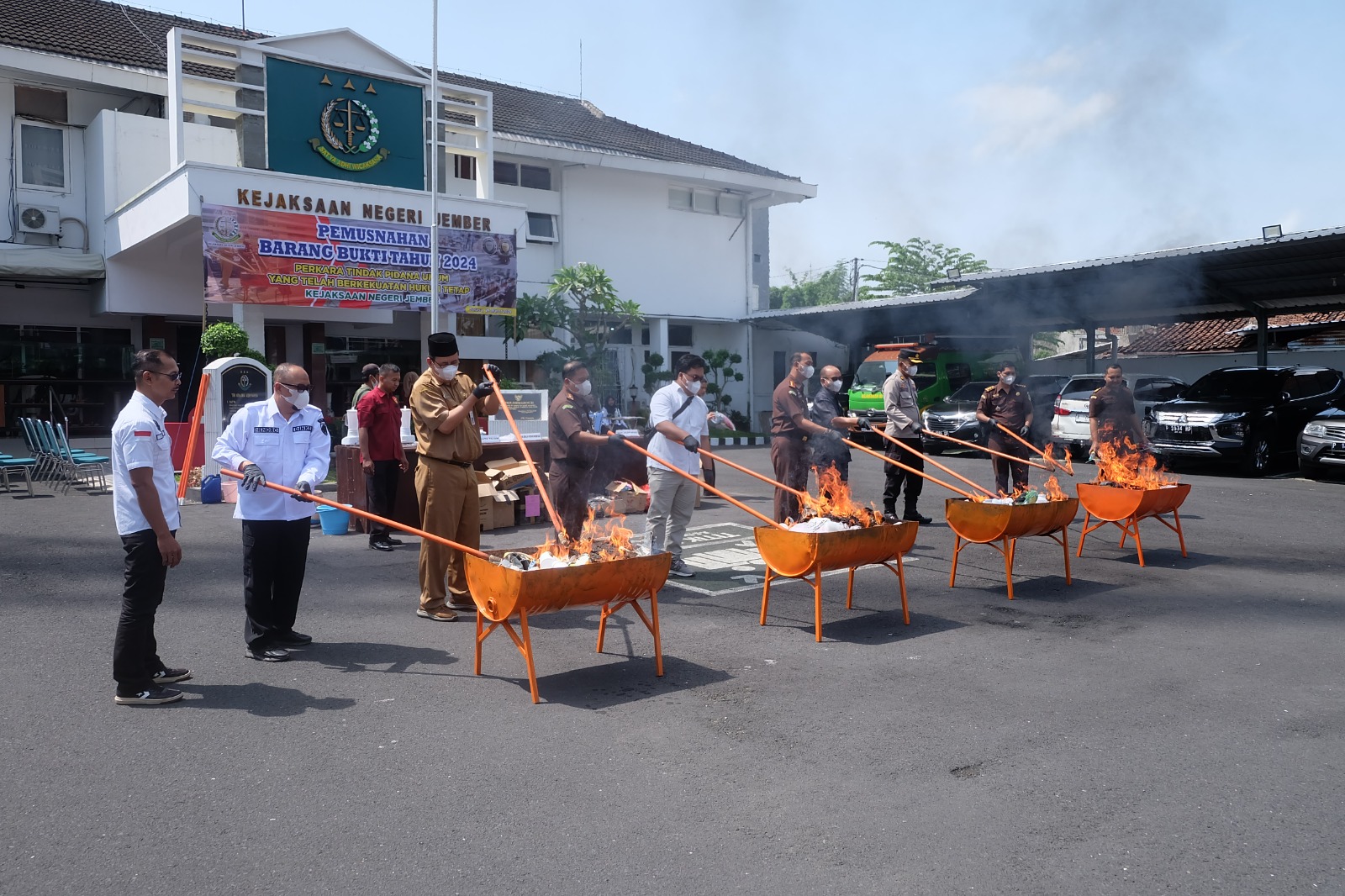 Kejari Jember Musnahkan Barang Bukti 83 Perkara