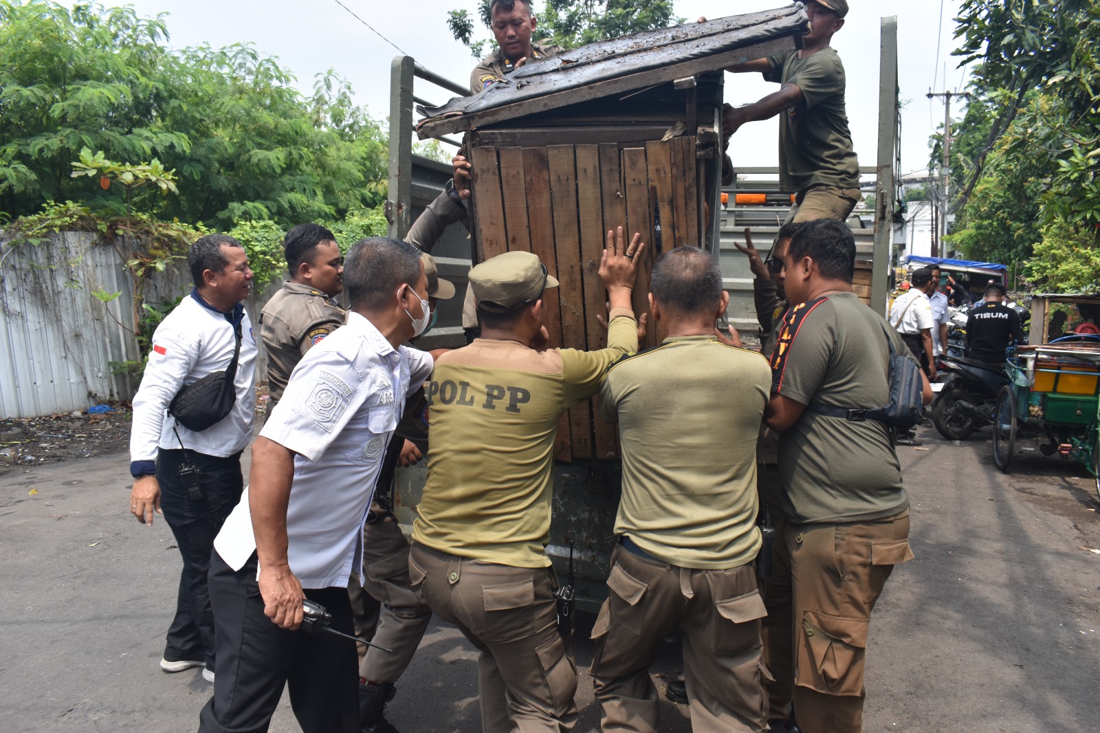 Satpol PP Kota Surabaya Tertibkan Lapak PKL hingga Bangli di Jalan Sulung-Johor