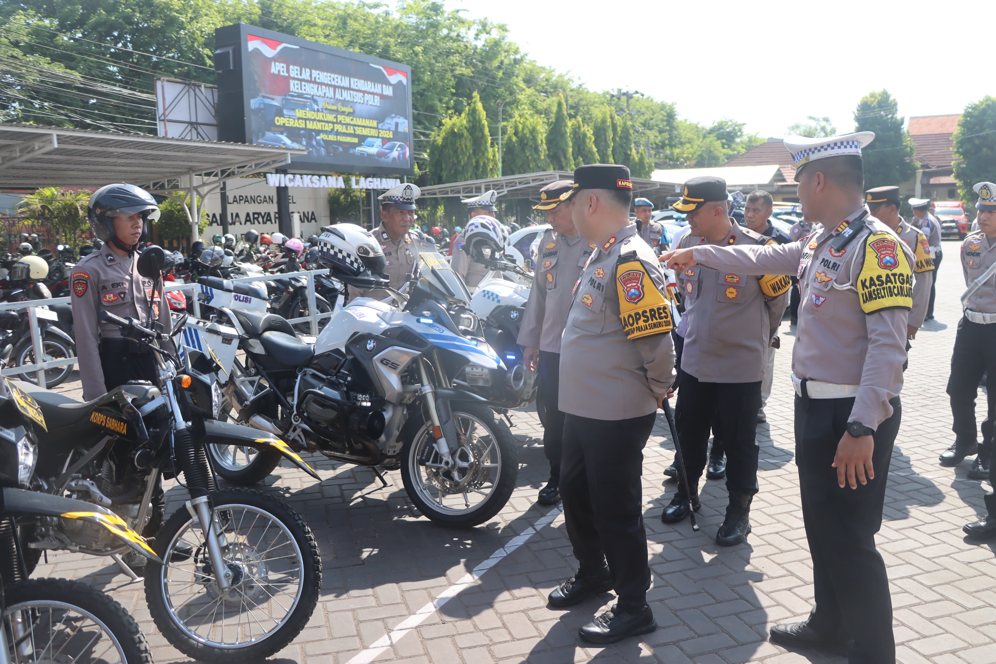 Kapolres Pasuruan Cek Kelengkapan Ransus dan Beri Penghargaan