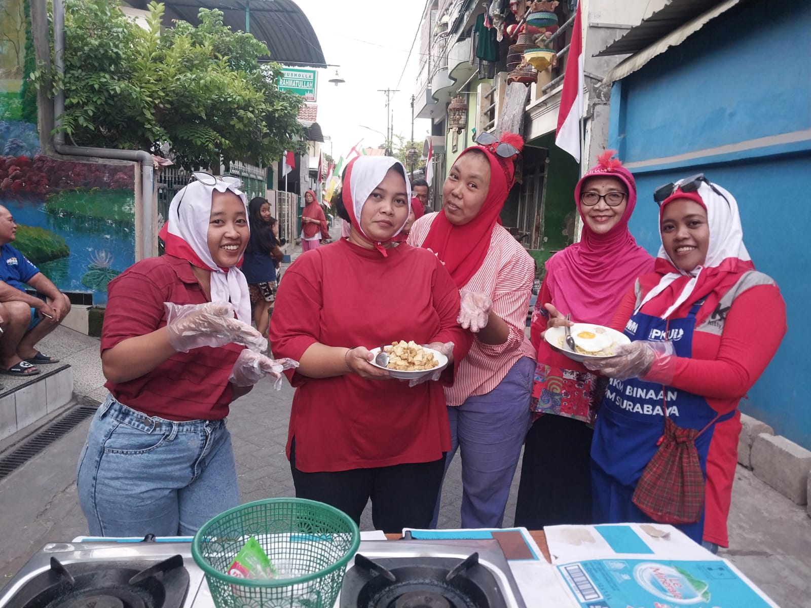 Warga RT 1 Bendul Merisi Sambut Kemerdekaan dengan Semarak Kerja Bakti, Tasyakuran Hingga Lomba