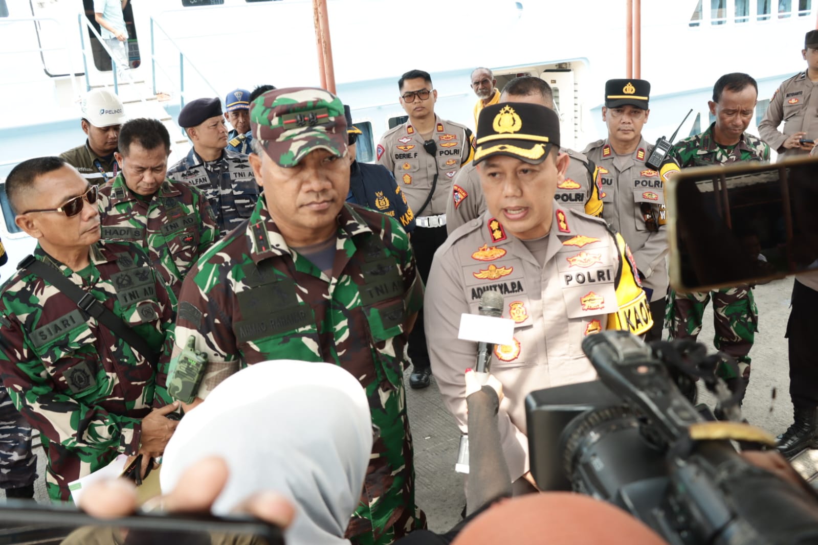 Kapolres Gresik Bersama Dandim 0817 Terjunkan Tim Trauma Healing untuk Korban Gempa di Pulau Bawean