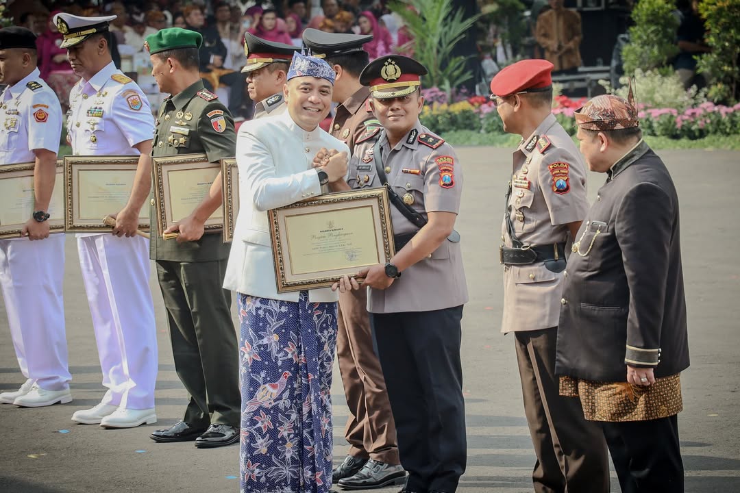Polres Pelabuhan Tanjung Perak Terima Penghargaan di Hari Jadi Kota Surabaya ke-732 