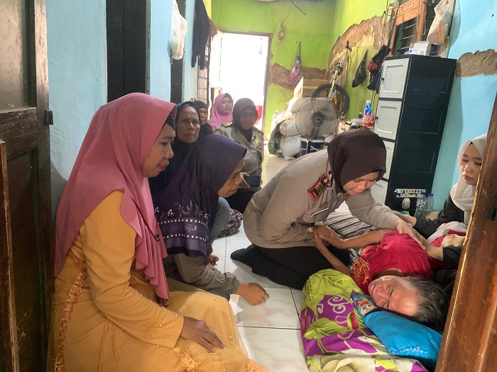 Polres Pasuruan Berikan Santunan dan Dukungan Moril Keluarga Korban Laka Kereta Api di Beji