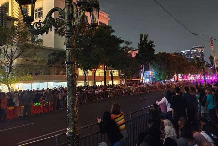 Gemerlap Surabaya Vaganza 2026 Hipnotis Penonton, Jalan Tunjungan Sengaja Digelapkan