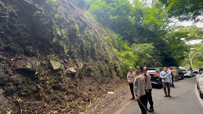 Kapolres Batu Tinjau Lokasi Longsor Payung 2 Pastikan Keselamatan Warga