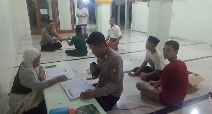 Peduli Ilmu Agama Warga Desa Binaan, Bhabinkamtibmas Serahkan Al Qur'an dan Ngaji Bareng