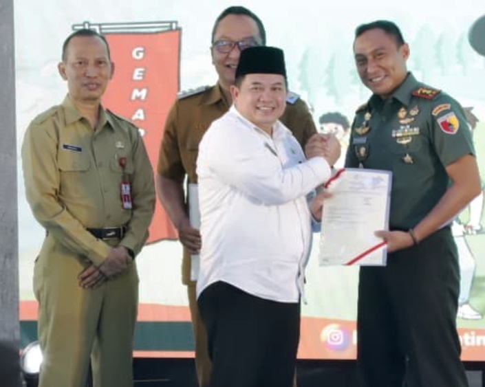 Serahkan 16 Sertipikat Aset Strategis, BPN Jatim Perkuat Legalitas Tanah Wakaf, BMN, dan BMD