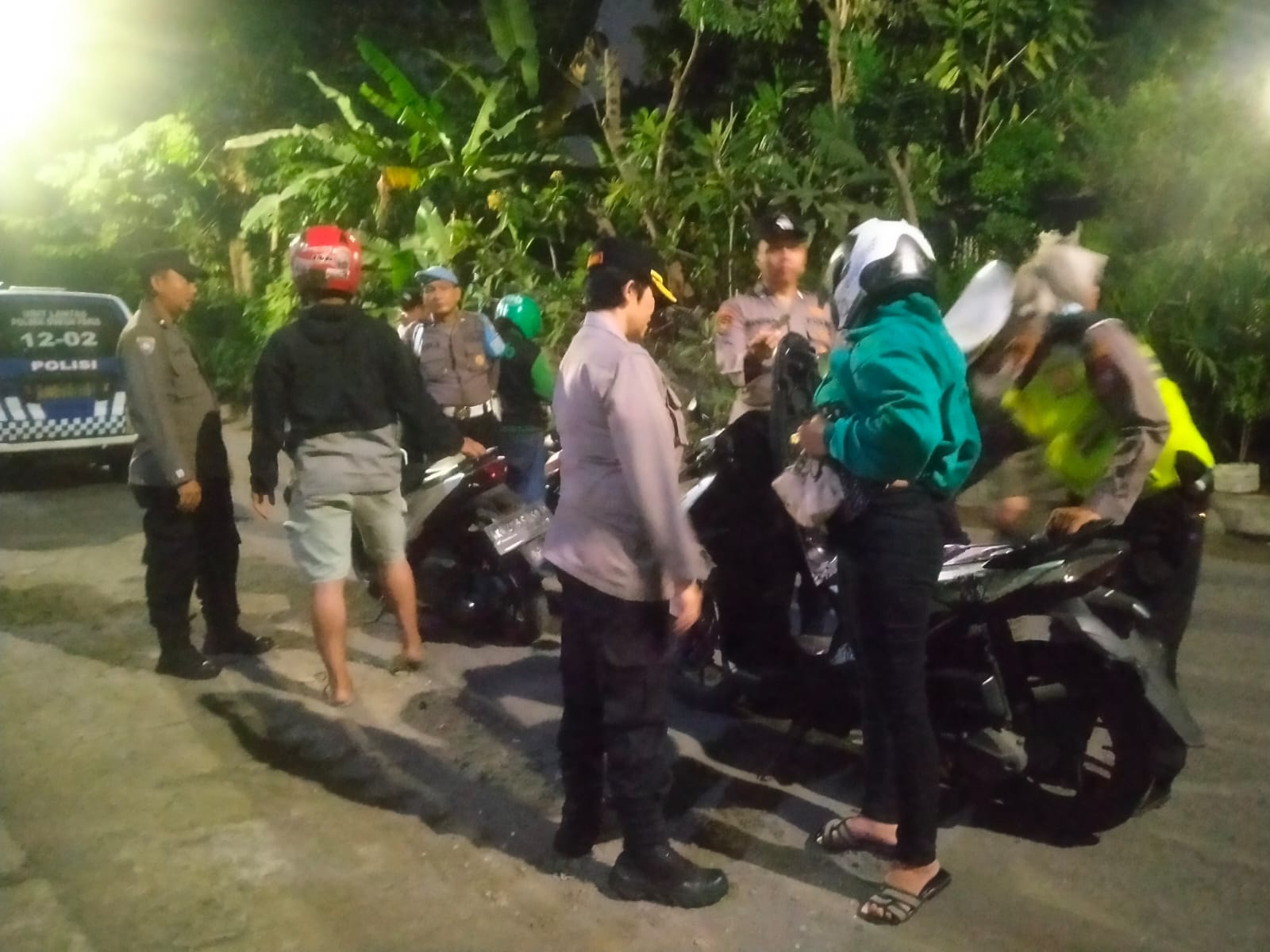 Kapolsek Dukuh Pakis Operasi Kejahatan Malam, Amankan 2 Sepeda Motor Tanpa Dokumen Resmi