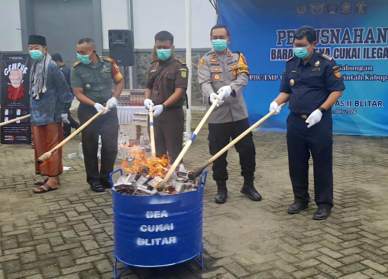 Bea Cukai Blitar Musnahkan 400 Ribu Batang Rokok dan Ratusan Liter MMEA Ilegal