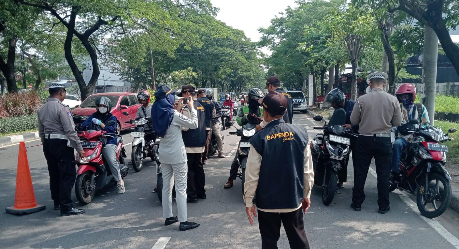 Operasi Gabungan Polsek Mulyorejo Bersama Bapenda Tertibkan Pembayaran Pajak Kendaraan di MERR