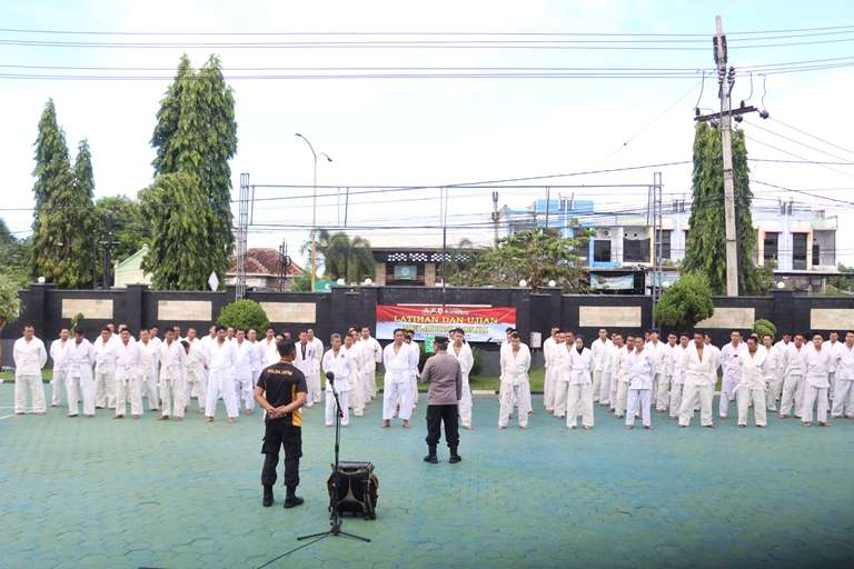 Polresta Banyuwangi Gelar Latihan Bela Diri Rutin