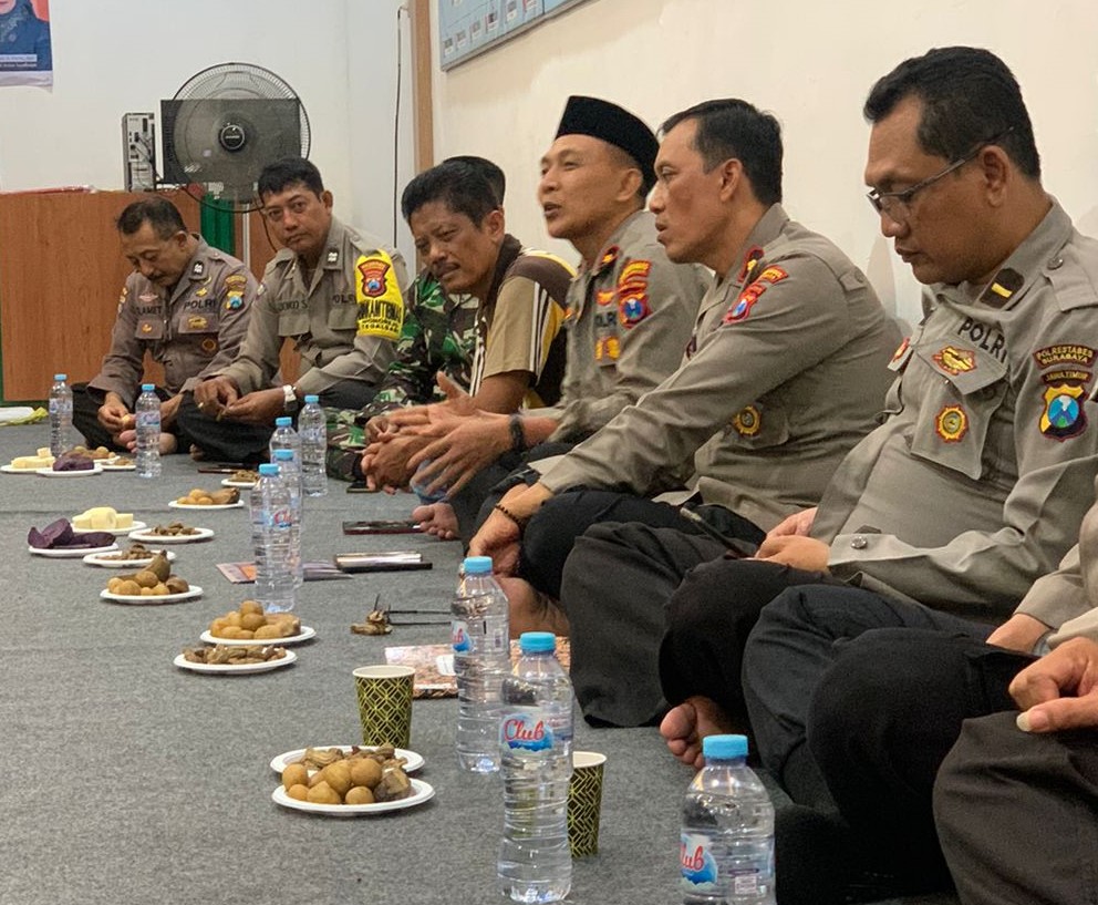 Polsek Tegalsari dan Kasat Binmas Polrestabes Surabaya Gelar Cangkrukan Bersama Warga