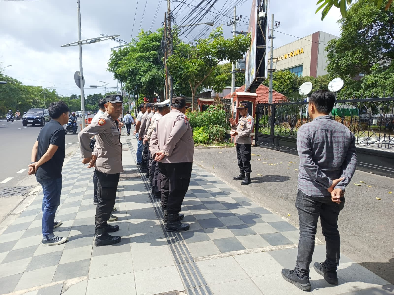 Polsek Gayungan Kawal Unjuk Rasa LSM Jaringan Anti Rasuah di Mapolda Jatim