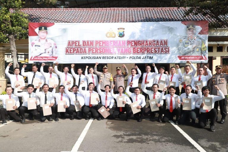 Kapolres Kediri Beri Penghargaan 22 Personel Berprestasi
