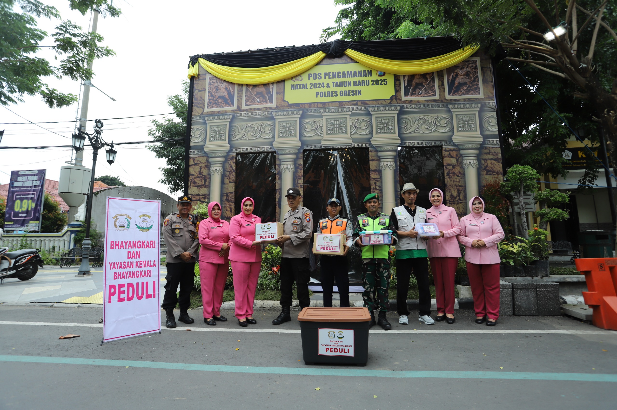 Bhayangkari Cabang Gresik Beri Bingkisan kepada Petugas Pengamanan Nataru