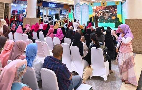 Pukau Juri dengan Fly Me to the Moon, Finalis Duta Muslimah Preneur Gaungkan Keamanan Data Pribadi