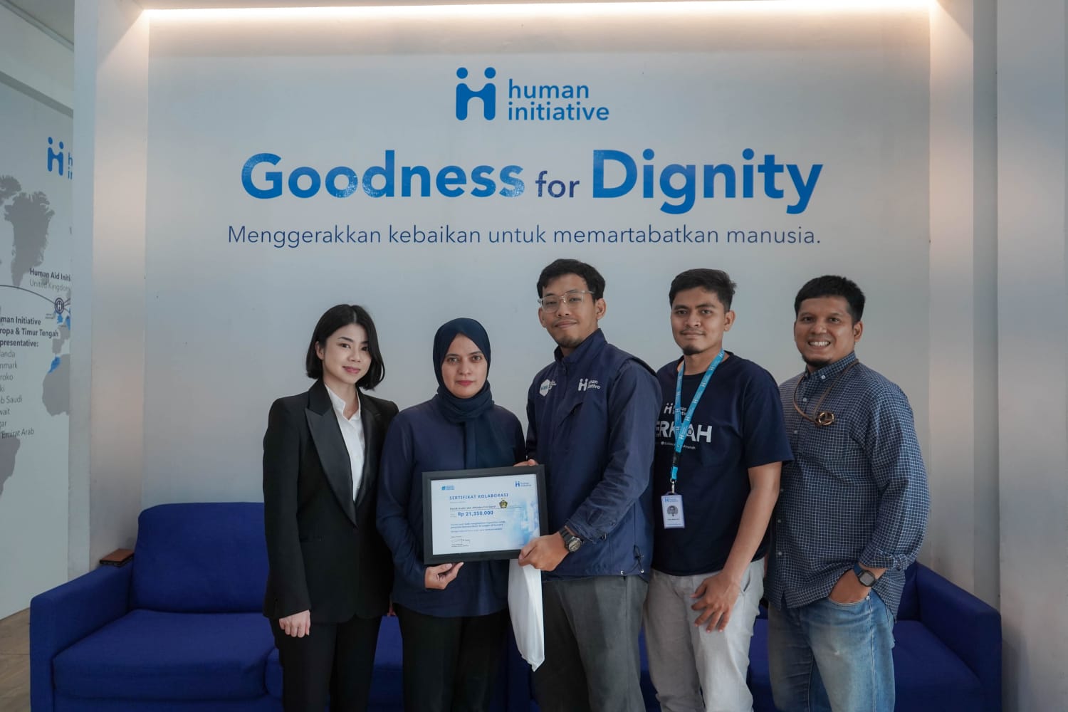 Terkumpul 21,3 Juta, Hasil Lelang Jersey Pemain Persik Diserahkan untuk Korban Bencana Sumatera 