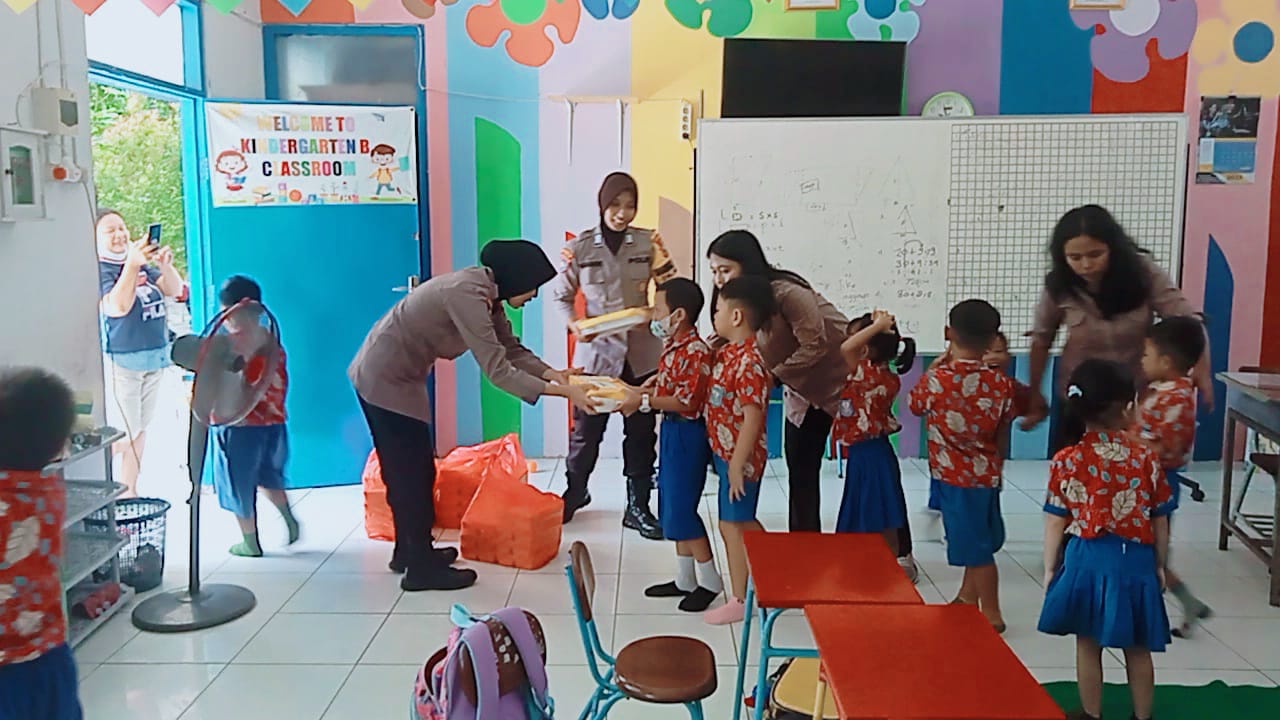 Cegah Bullying, Polsek Bojonegoro Beri Makan Gratis ke Siswa TK dan SD Petra