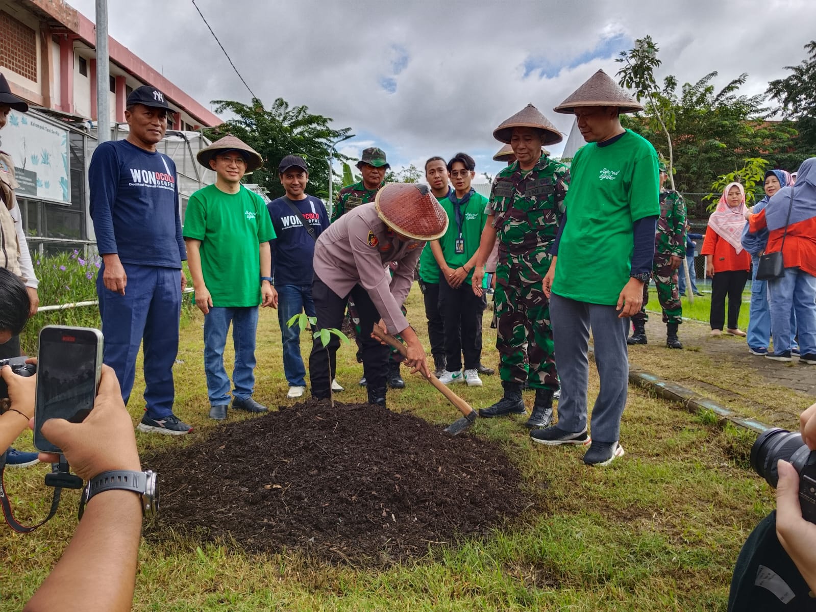 Polsek Wonocolo Pimpin Penanaman 1.000 Pohon untuk Surabaya Lebih Hijau