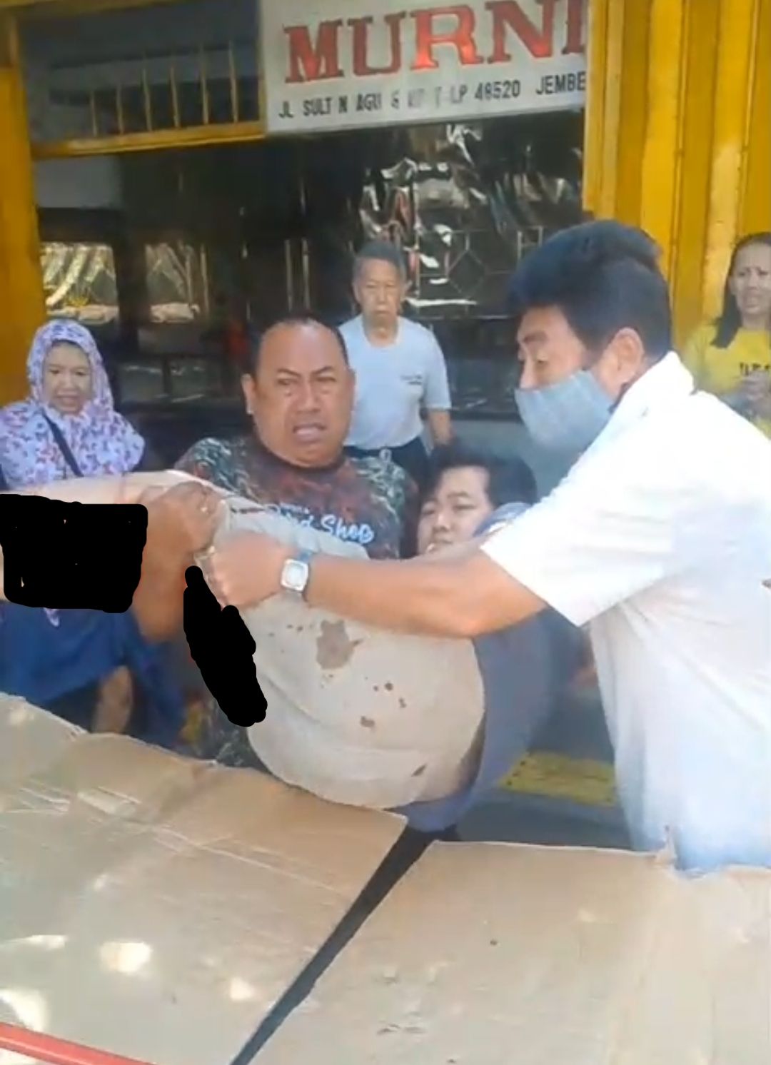 Perampok Bersenjata Celurit Sikat Toko Emas di Jember, Dua Korban Tersungkur Bersimbah Darah