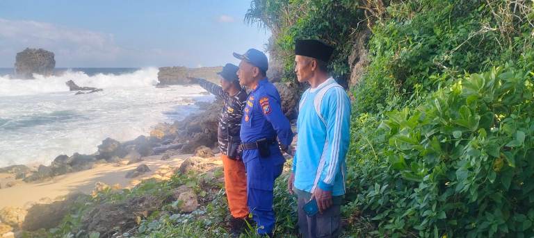 Pencarian Hari Ke-4 Pemancing Hilang, Tim SAR Gabungan Sisir Pantai Watulepek