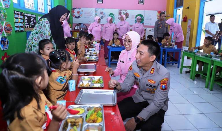 Kapolres dan Ketua Yayasan Kemala Bhayangkari Kediri Kota Pantau Program MBG