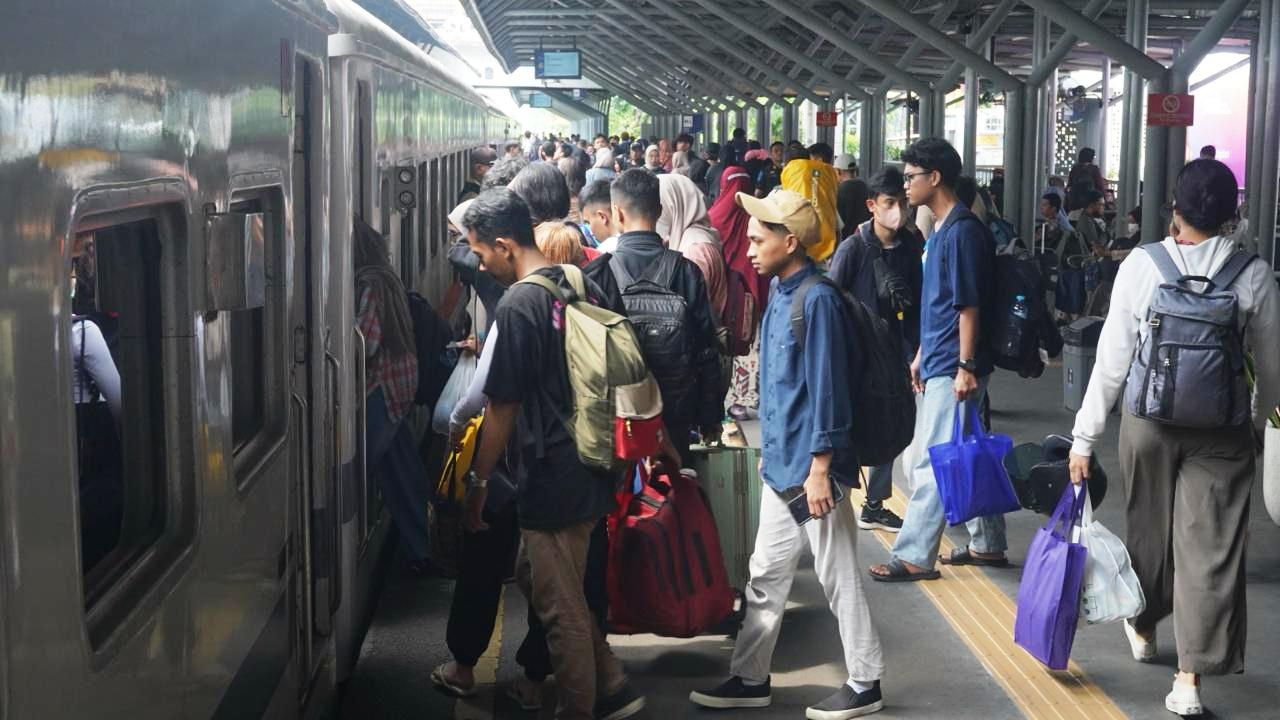 Daop 8 Mencatat 49.055 Orang Naik Kereta Jelang Libur Hari Raya Nyepi dan Awal Puasa Ramadan