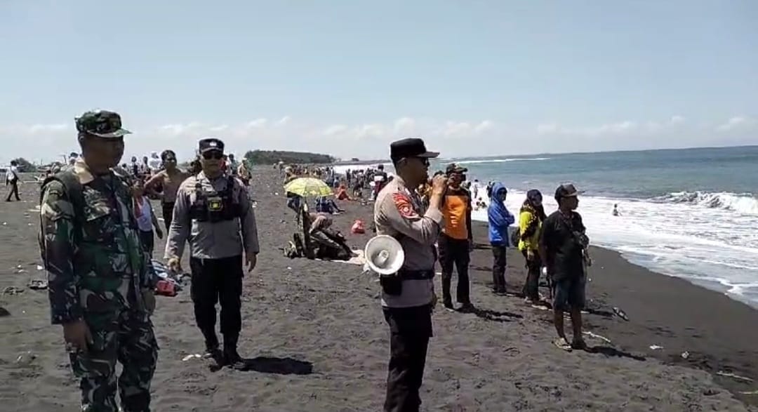 Gelombang Tinggi, Polisi di Lumajang Imbau Pengunjung Wisata Pantai Watu Pecak