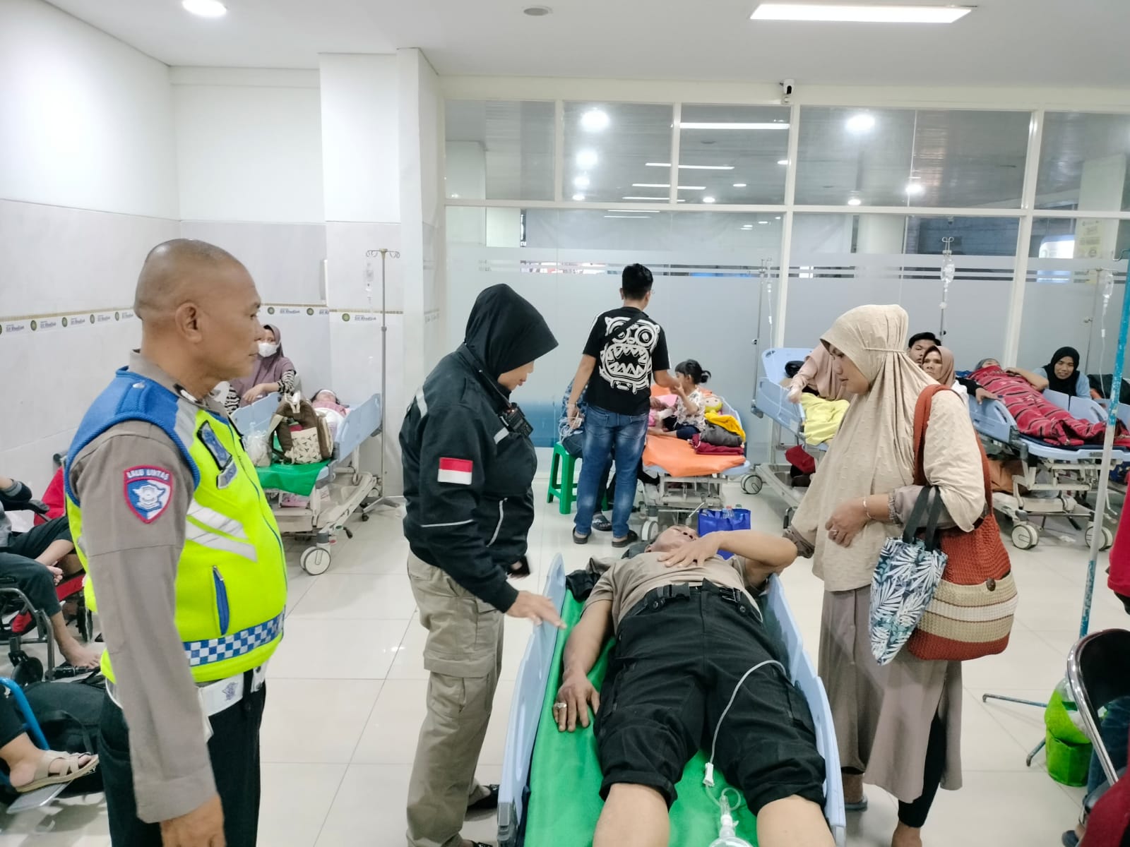 Hindari Balok Kayu, Anggota Polsek Karangpilang Kecelakaan di Flyover Trosobo